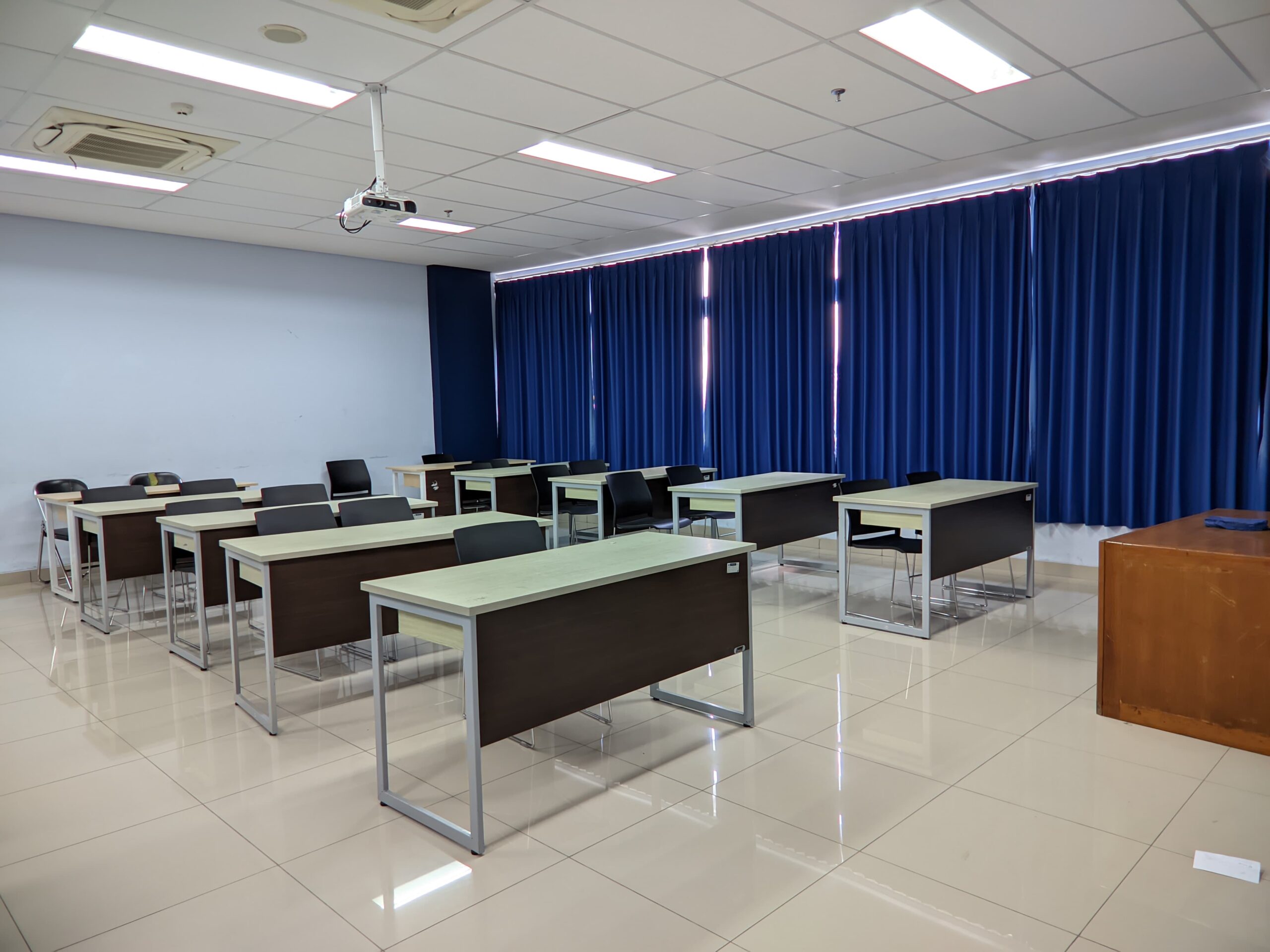 r.kelas r.kelas